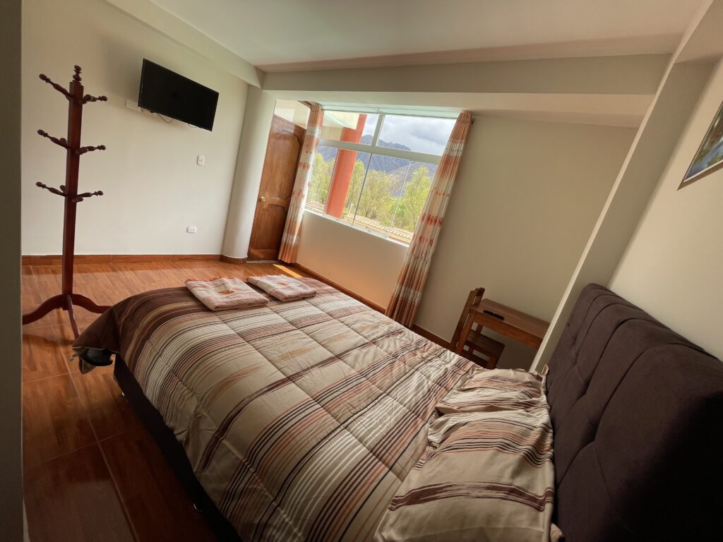 habitación matrimonial del hospedaje casa brisas del Río sagrado en el valle sagrado de los incas 