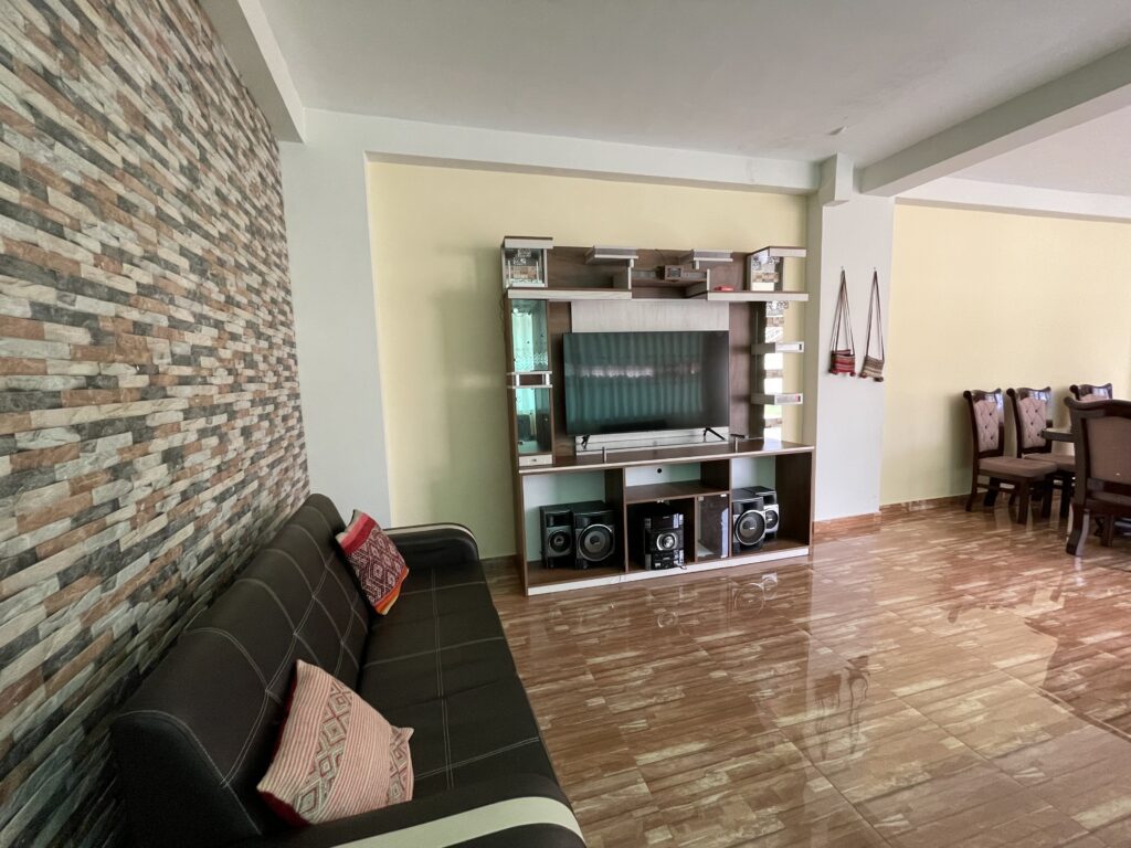 Imagen de la sala del hospedaje brisas del rio sagrado